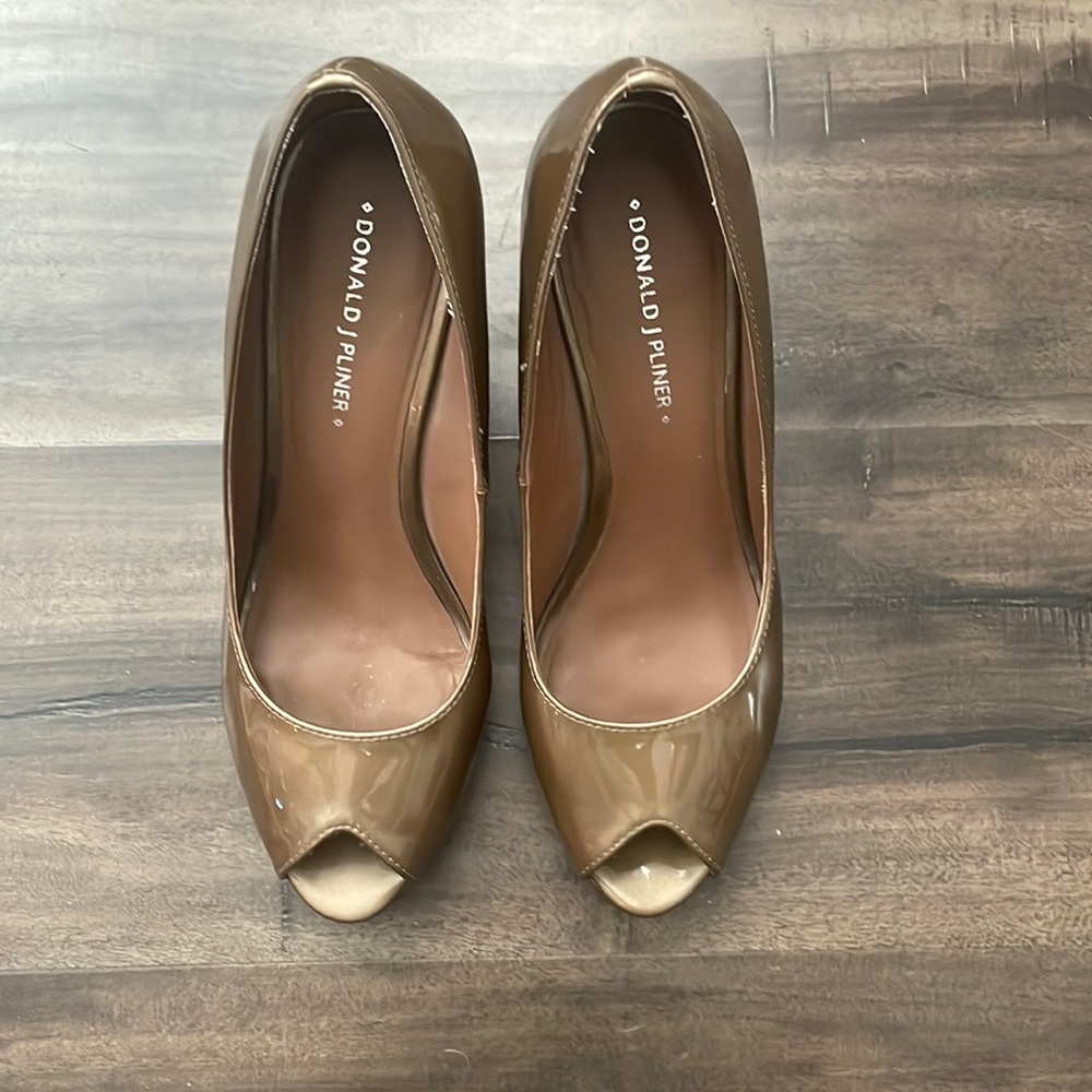 EUC, DONALD J.  PLINER METALLIC BROWN WEDGES, sz. US7, snakeprint